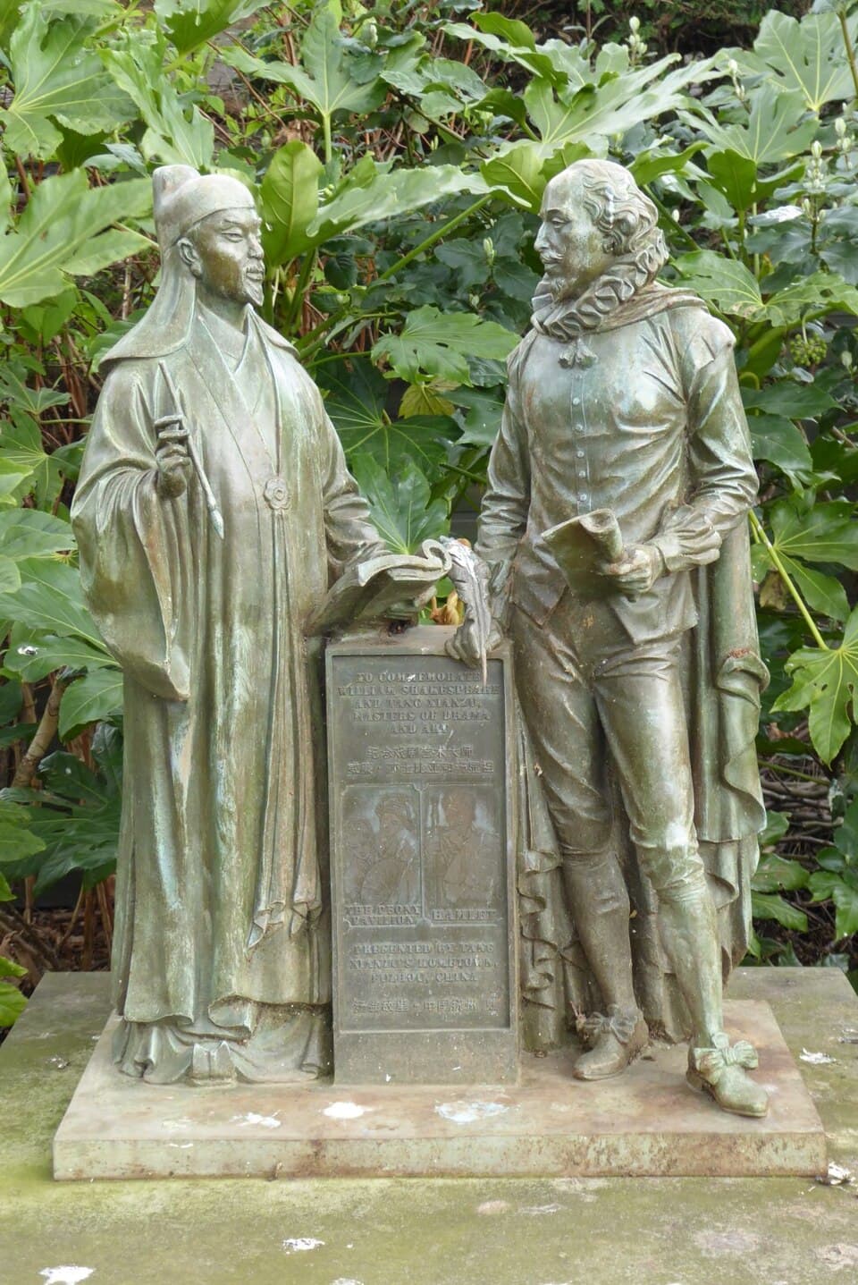 Statues of Tang Xianzu and William Shakespeare - geograph.org.uk - 7142281