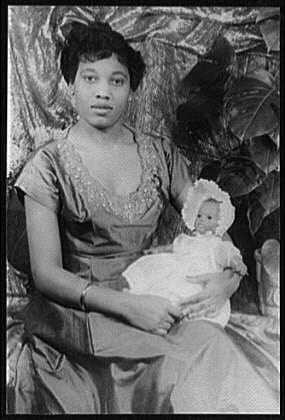 Portrait of Leontyne Price, with Saralee doll LCCN2004663469
