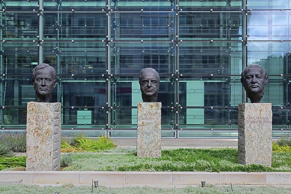 Kohl Bush Gorbachev monument Rudi-Dutschke-Straße 0177