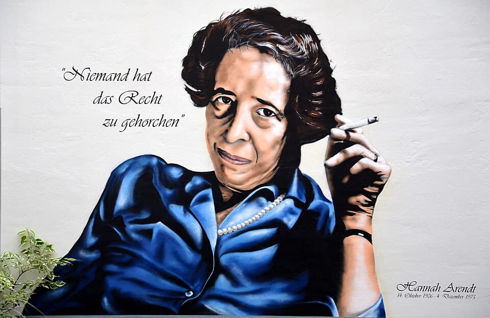 2014-08 Graffiti Patrik Wolters alias BeneR1 im Team mit Kevin Lasner alias koarts, Hannah Arendt Niemand hat das Recht zu gehorchen, Geburtshaus Lindener Marktplatz 2 Ecke Falkenstraße in Hannover-Li