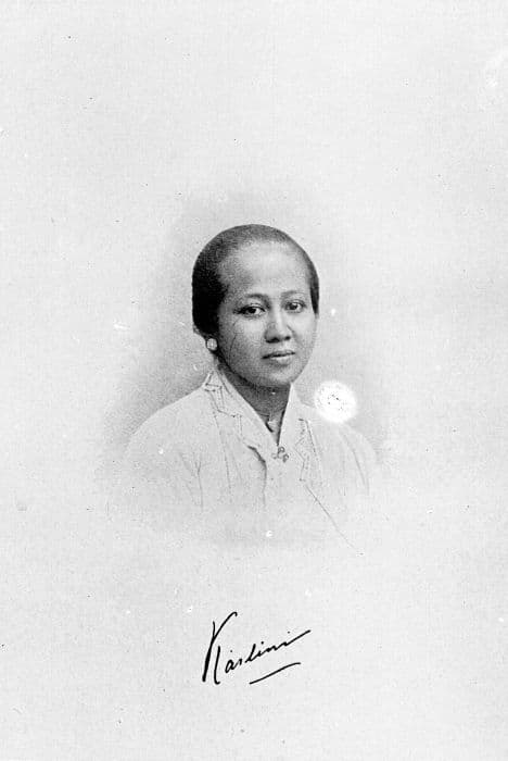 COLLECTIE TROPENMUSEUM Gesigneerd portret van Raden Ajeng Kartini TMnr 10018775