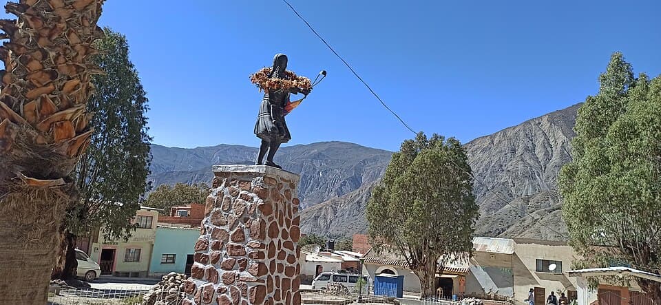 Monumento a Bartolina Sisa en la plaza de Caracato