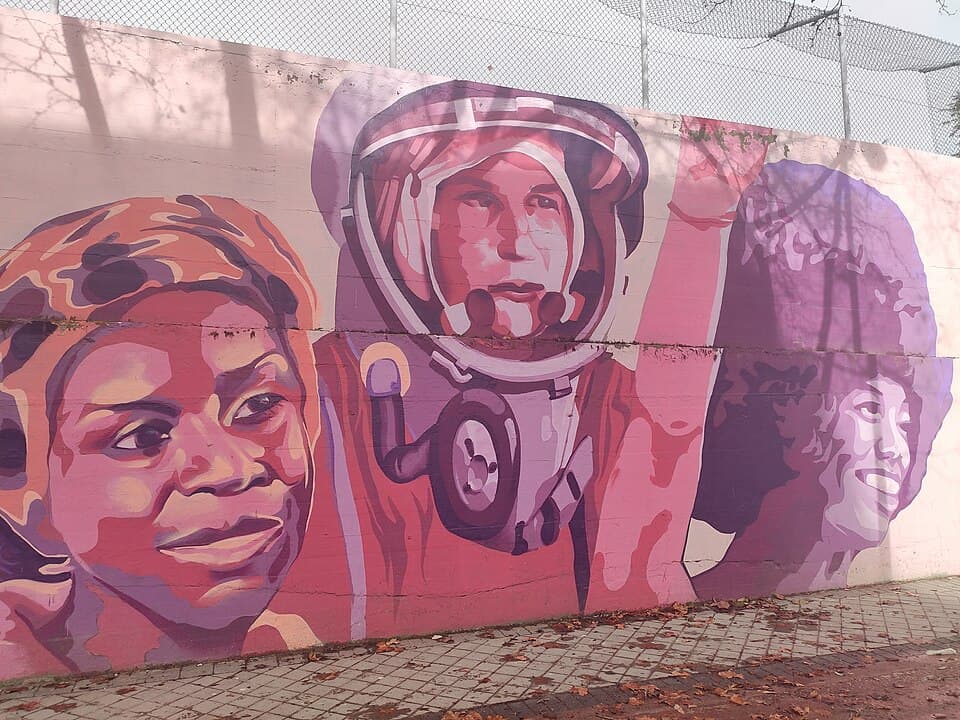 Primer plano mural (Chimamanda Ngozi Adichie - Valentina Tereshkova, Angela Ivonne Davis)
