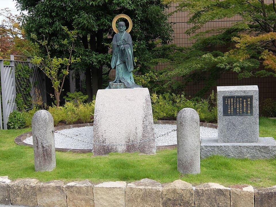 Statue of Honen in Bukkyo University 2017 a