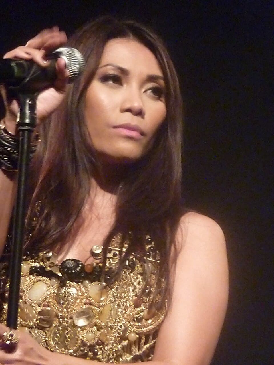 Anggun - Trianon Paris - juin 2012 (7386536046)