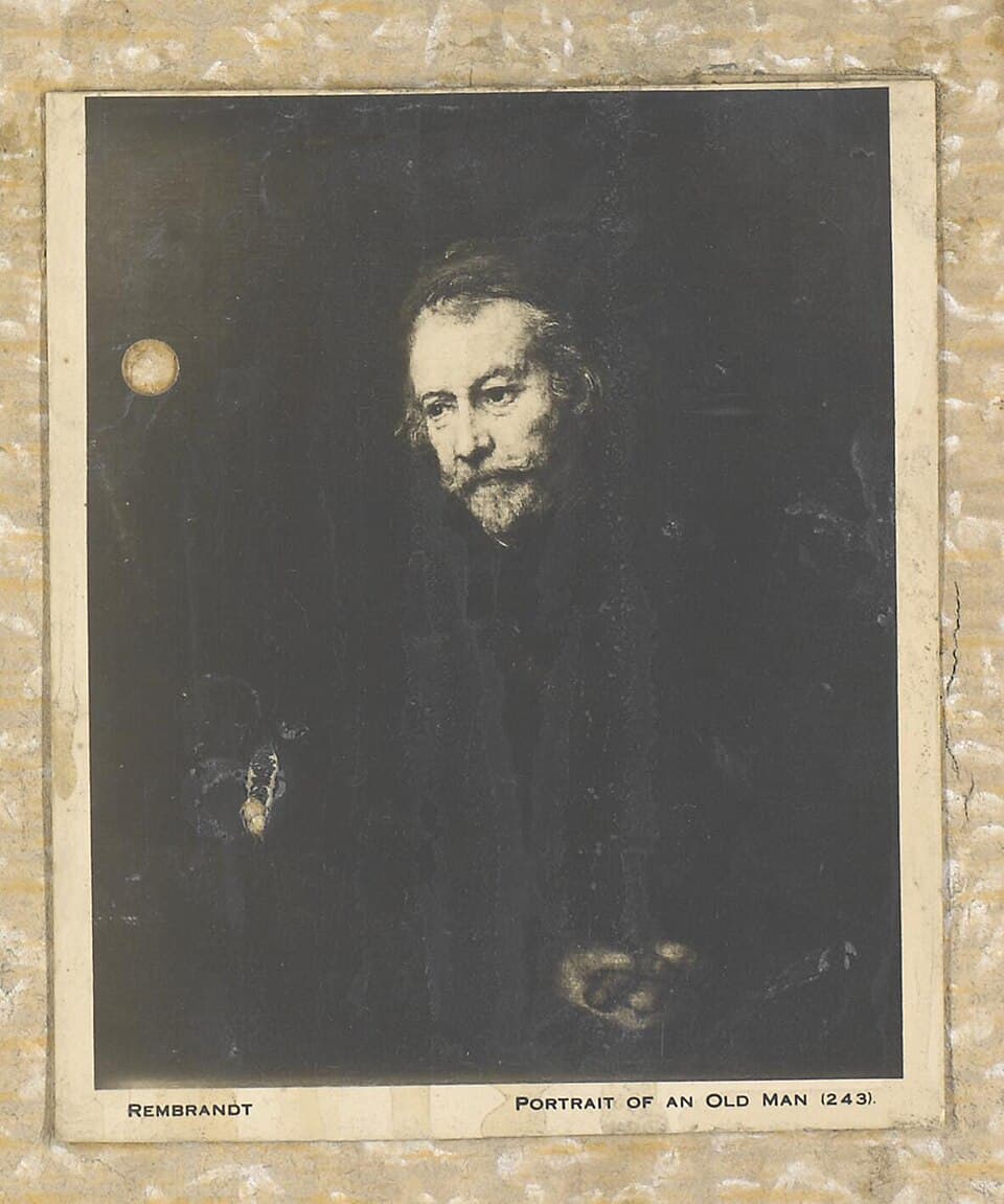Ansichtkaart op de plaatjeswand in de kamer van Anne Frank met afbeelding van Rembrandts Portrait of an old man, niet gedateerd