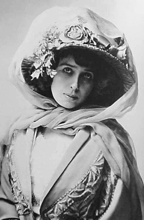 Mistinguett by Nadar