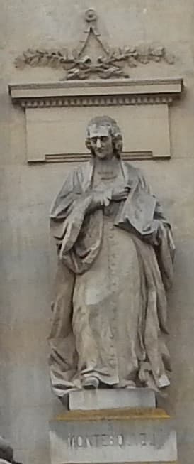 Amiens, palais de justice, statue de Montesquieu par Louis-Auguste Lévêque 01