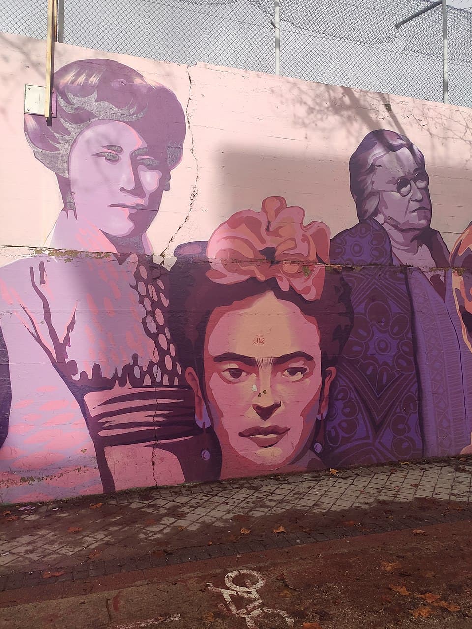 Primer plano mural (Kanno Sugako, Frida Kahlo, Emma Goldman)