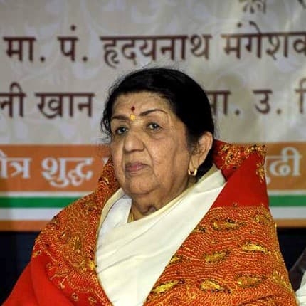 Lata Mangeshkar at Vishwashanti Kala Academy Award