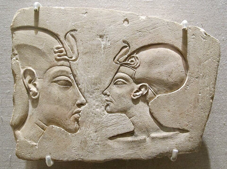 Nuovo regno, fine della XVIII dinastia, placca wilbour, con nefertiti e il coreggente smenkhkare o il giovane tutankhaten, 1352-36 ac ca. 1