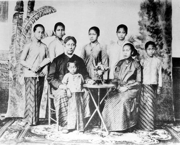 COLLECTIE TROPENMUSEUM Studioportret van Raden Ajeng Kartini met haar ouders zussen en broer TMnr 10018778