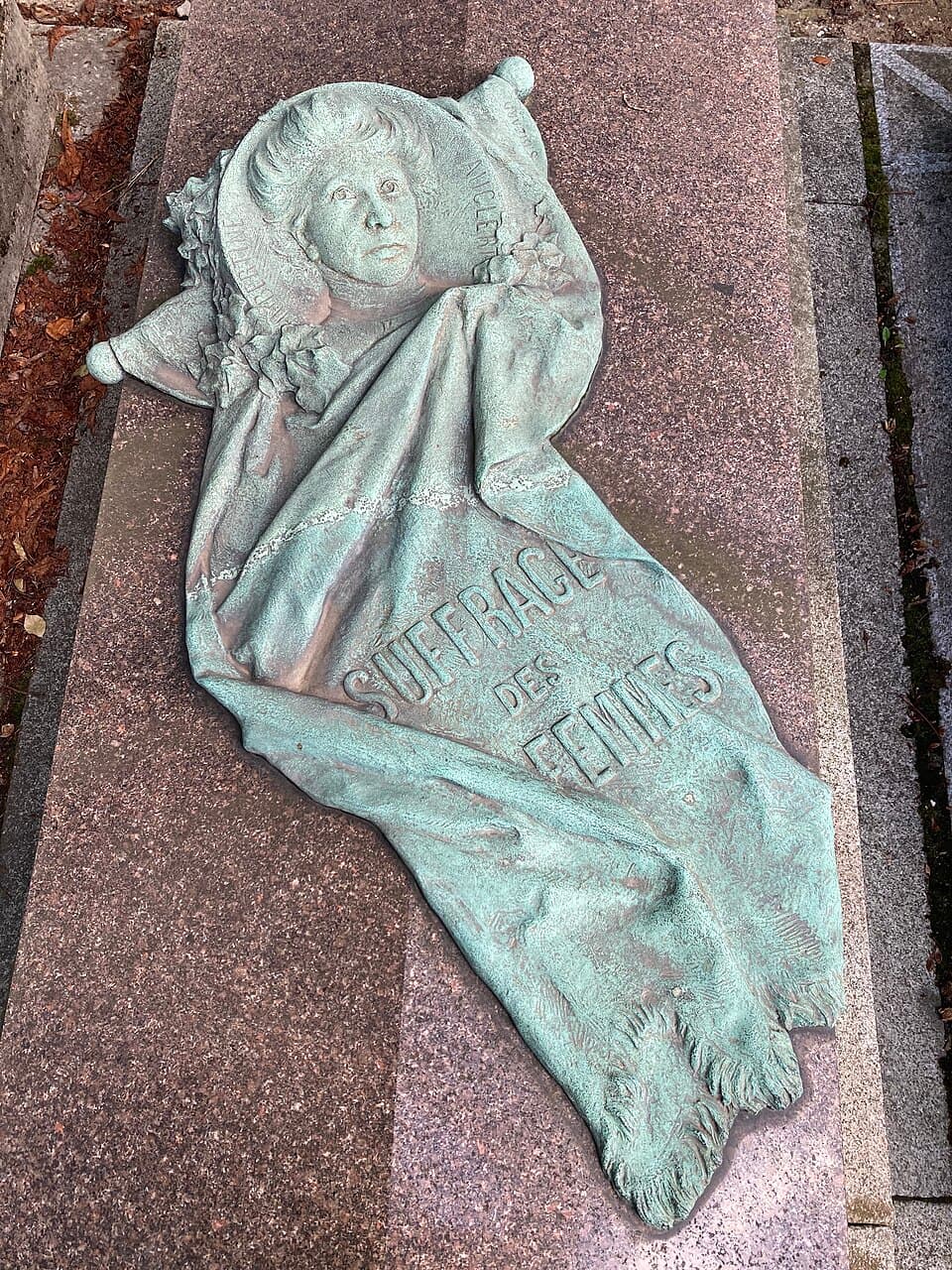 Tombe de Hubertine Auclert (Père Lachaise) - sculpture