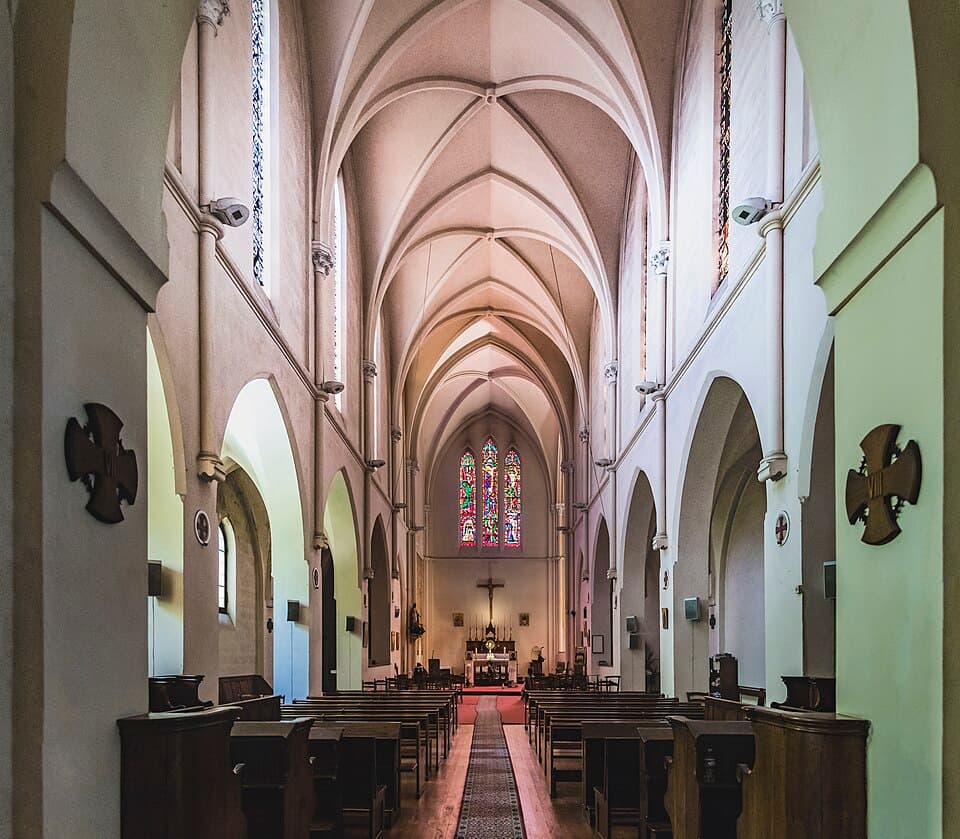 Eglise Notre-Dame-des-Sept-Douleurs et de Sainte-Catherine-de-Sienne - Nef principale et Choeur - Blagnac