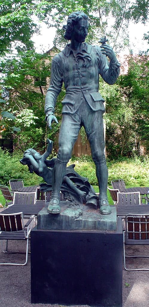 CarlvonLinne Statue Linne Garden