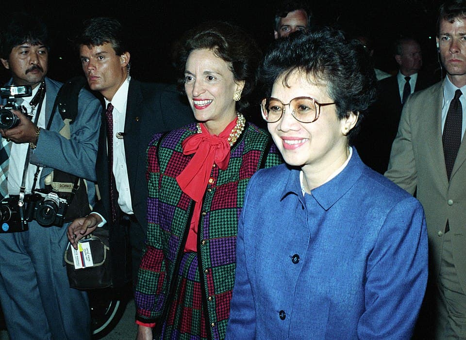 Corazon Aquino at Andrews AFB DF-SC-88-01605