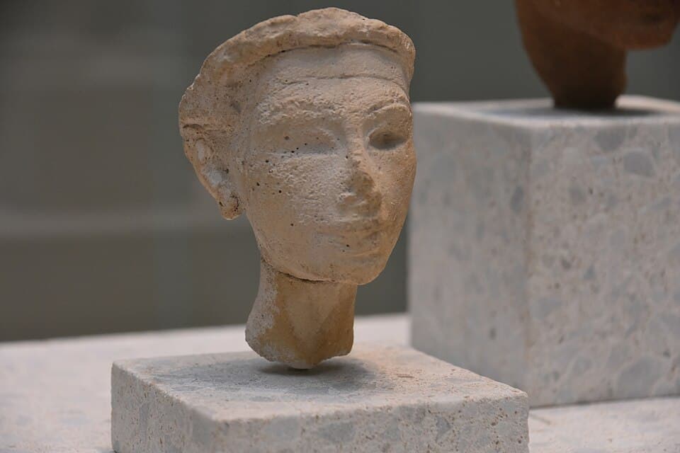 Unfinished head of Kiya from Amarna, 18th dynasty, ca. 1345-40 BCE; Pergamon Museum, Berlin (26351749138)