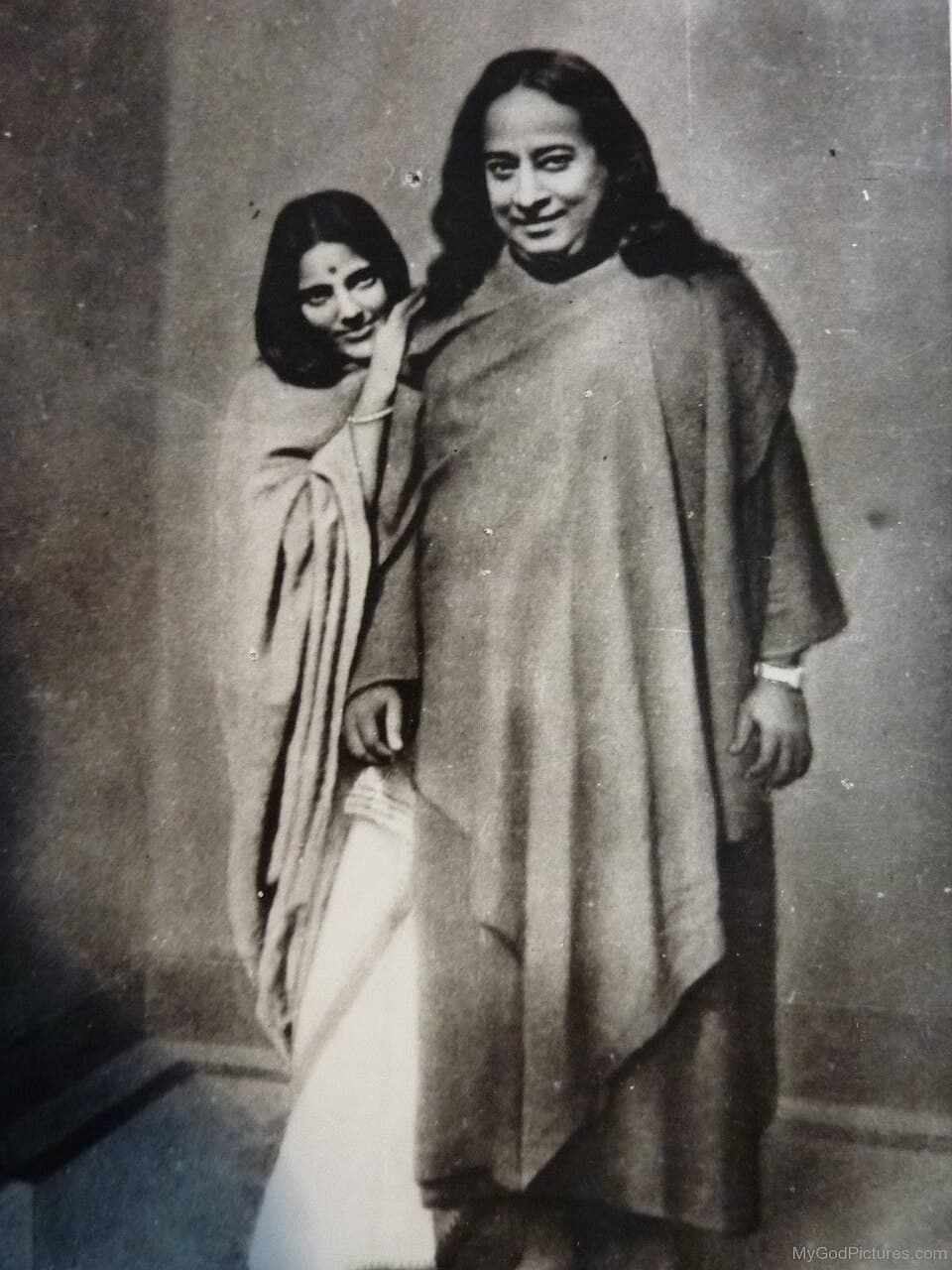 Paramahansa-Yogananda-with-Anandamayi-Ma
