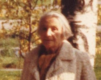 Nathalie Sarraute in a park, 1983 (cropped)