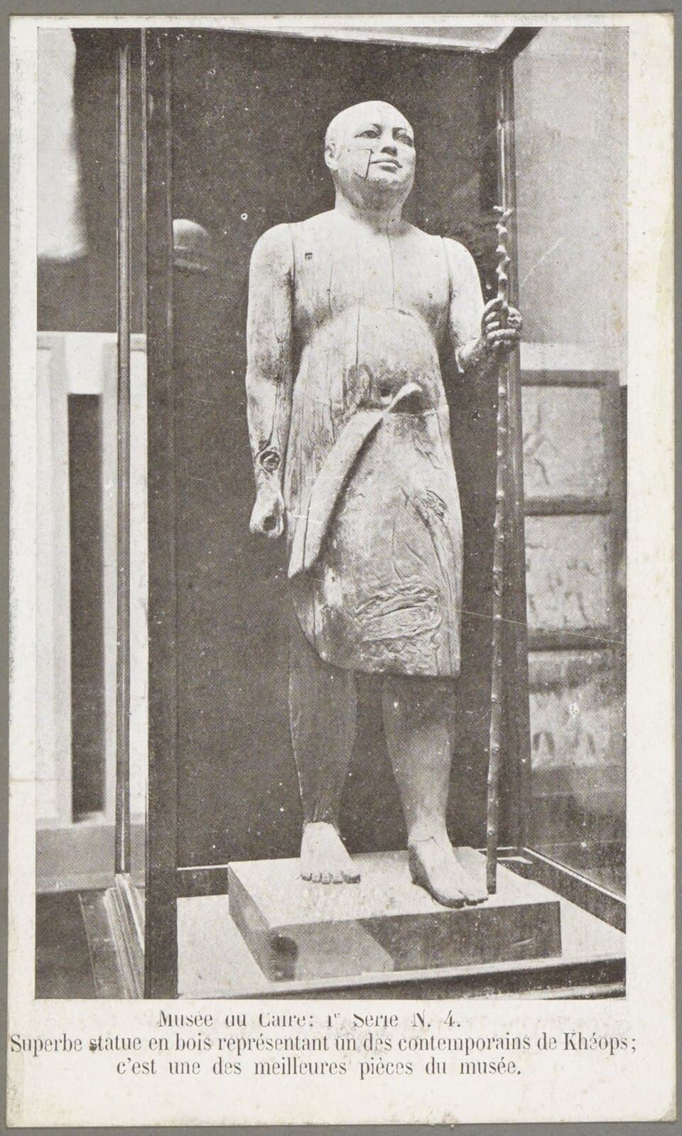 Beeld van de beambte Kaaper in het museum van Caïro Musée du Caire Superbe statue en bois représentant un des contemporains de Khéops c'est une des meilleures pieces du musée (titel op object), RP-F-F