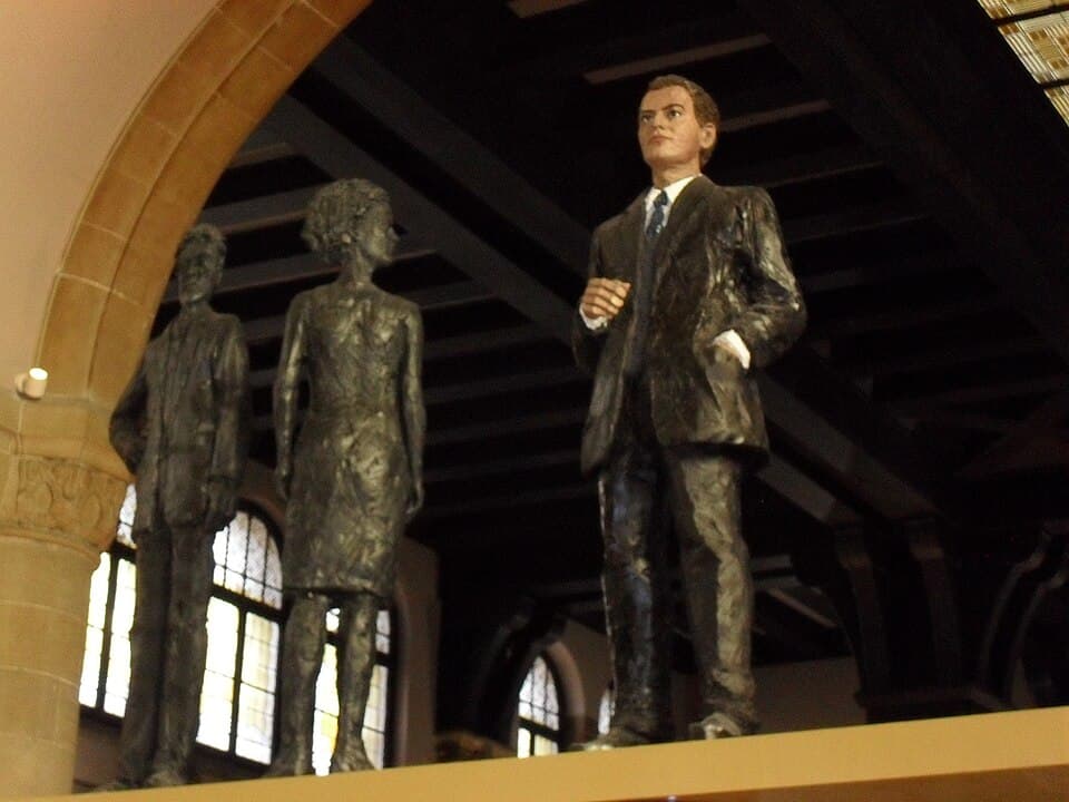 Statue de Jean Moulin à la gare de Metz - 2014 - Statue financée par la municipalité 01