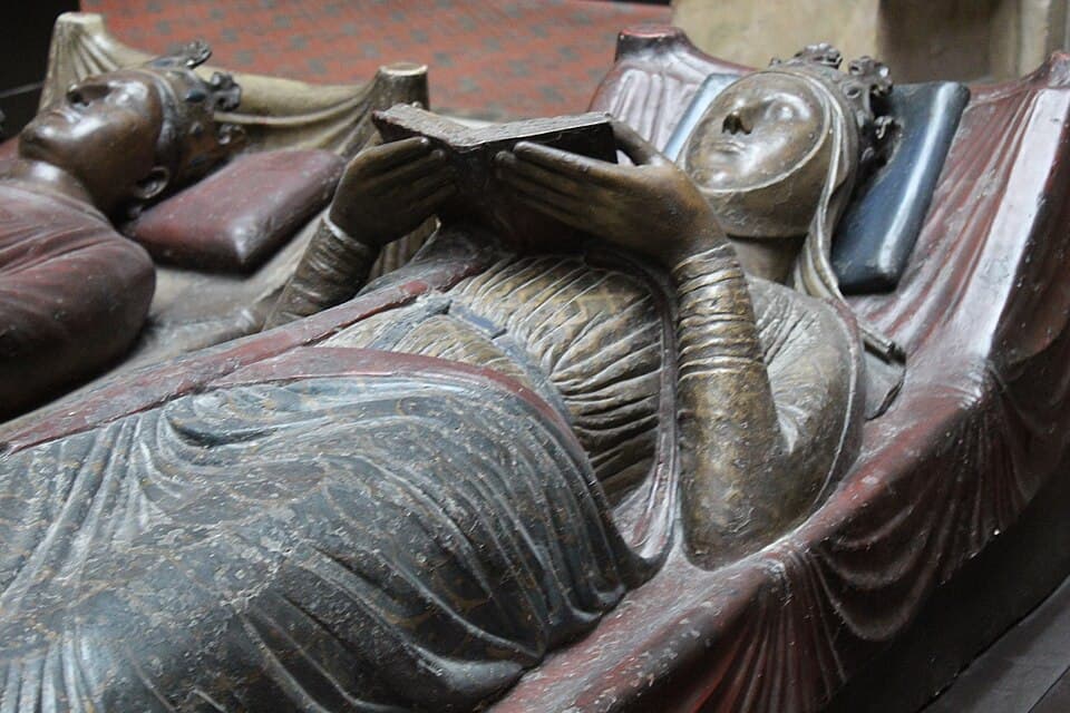 Replica effigy of Eleanor of Aquitaine, V&A London 01