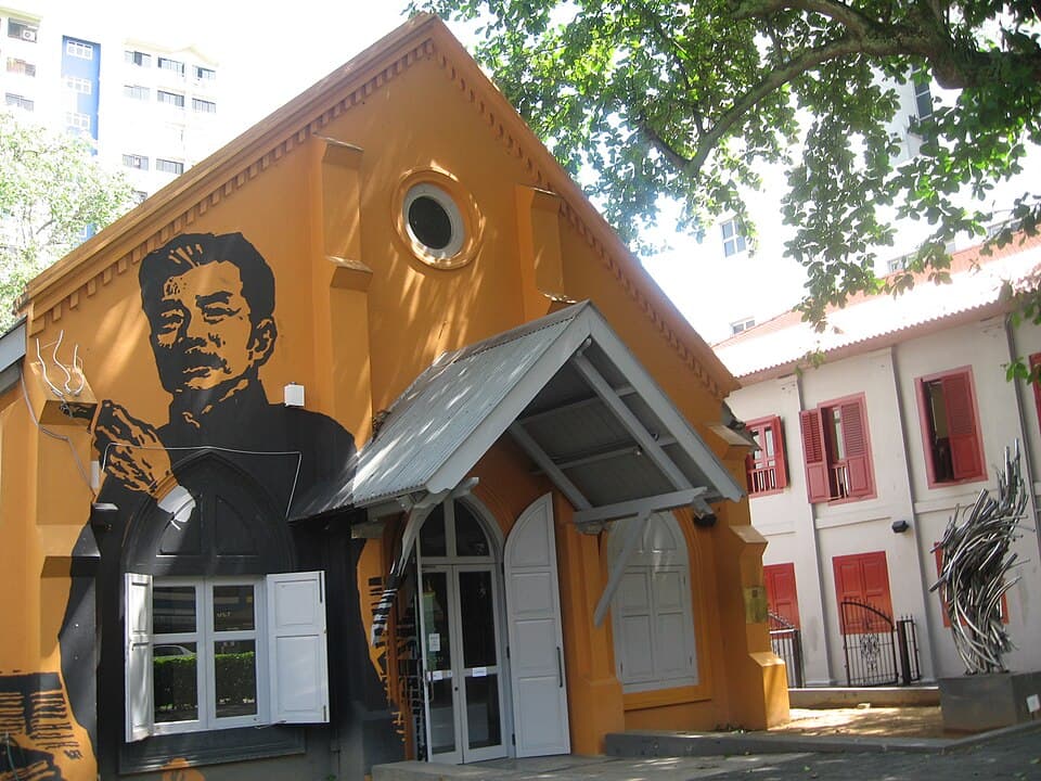 The Chapel, Sculpture Square, Singapore, with a Lu Xun mural - 20060623