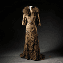 Robe de scène en soie brodée