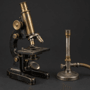Microscope et lampe à bec Bunsen