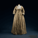 Tenue de cour en soie brodée