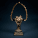 Égide à tête de lionne ou de chatte