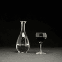Carafe d'eau et verre de vin