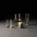 Verres de whisky et tasses de café