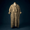 Costume de scène en soie brodée
