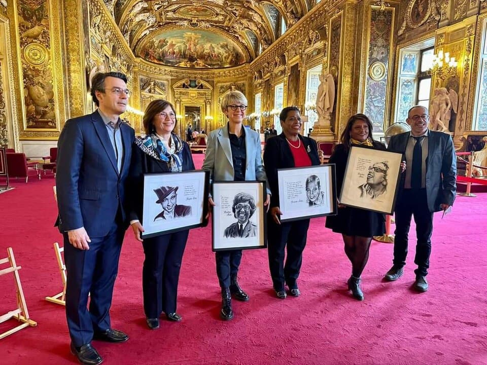 Remise de tableaux de Joséphine Baker à la LICRA au Sénat par Jean-Loup Othenin-Girard