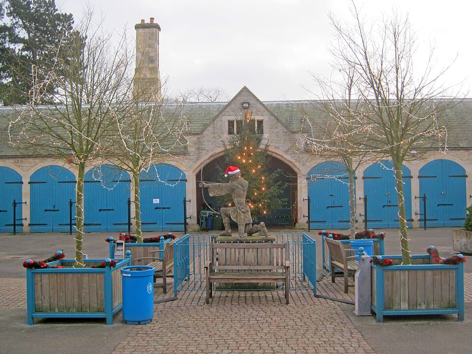Robin Hood statue at Thoresby Courtyard - geograph.org.uk - 2731790
