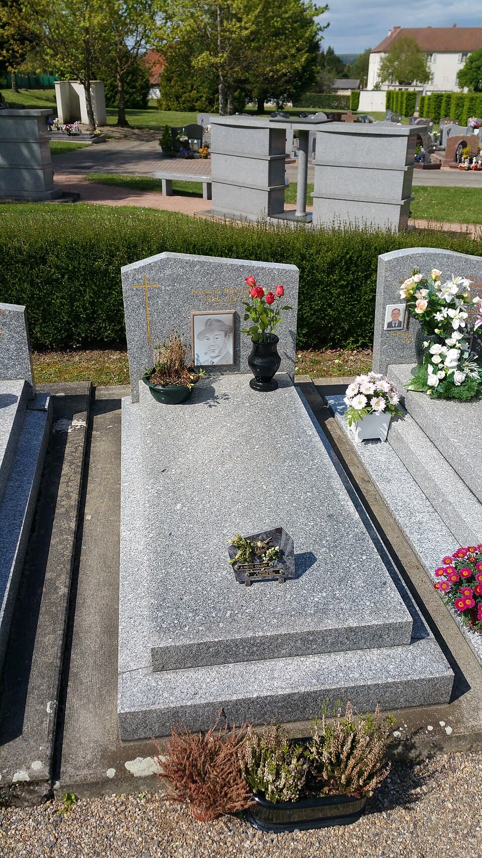 Tombe de Fernand Raynaud, Saint-Germain-des-Fossés