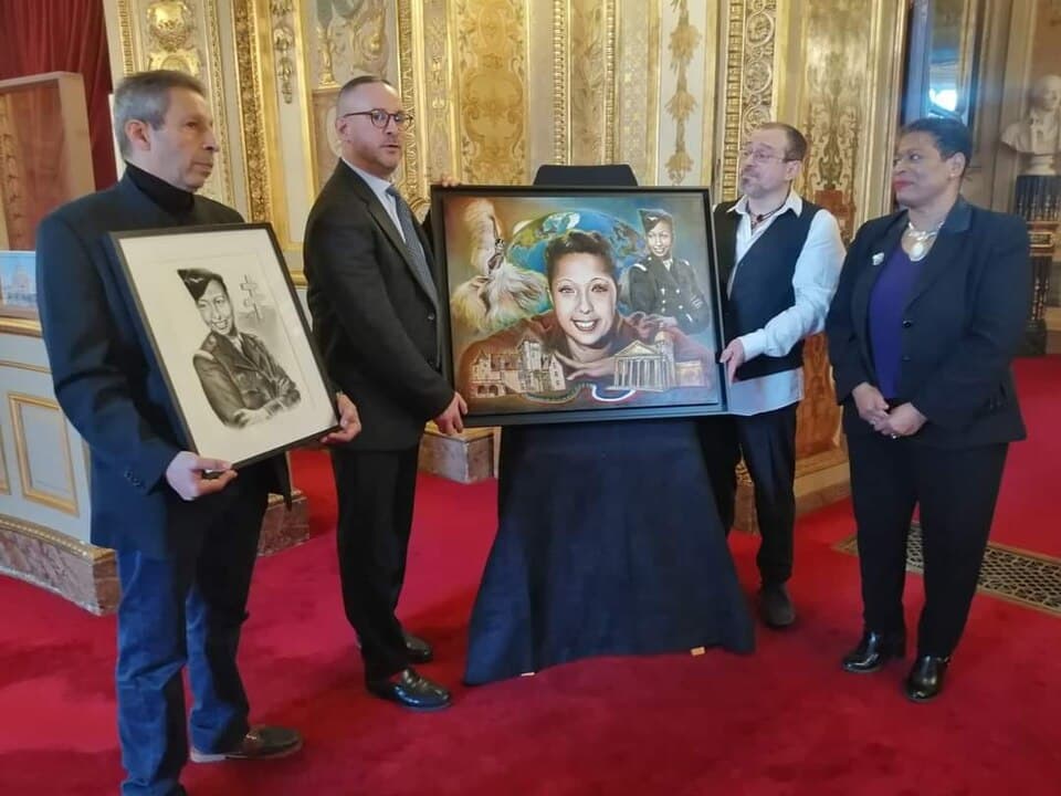 Remise de tableaux de Joséphine Baker à Laurent Kupferman au Sénat par Jean-Loup Othenin-Girard
